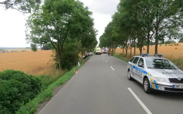 Dva řidiči začali současně předjíždět, jeden z nich skončil po vytlačení ze silnice ve stromě. Druhý ujel