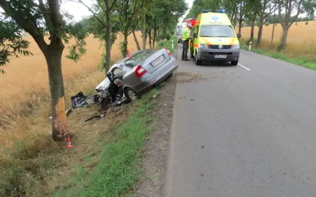 Dva řidiči začali současně předjíždět, jeden z nich skončil po vytlačení ze silnice ve stromě. Druhý ujel