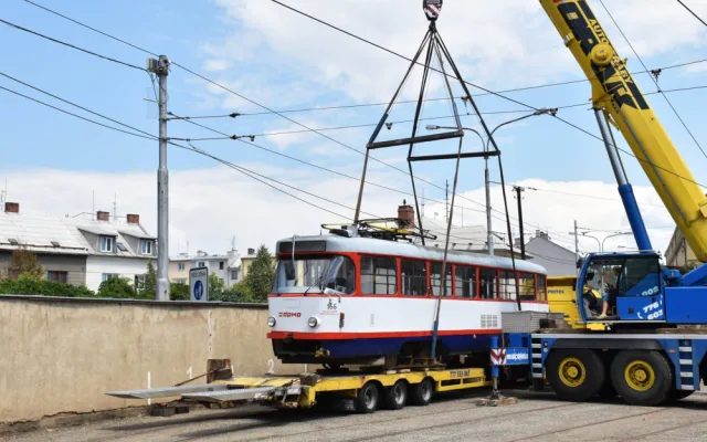 FOTO/VIDEO: Olomoucká tramvaj zdobí střechu garáže u rodinného domu v Jihlavě
