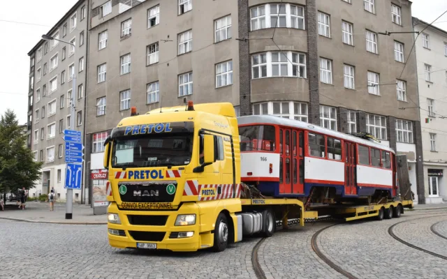 FOTO/VIDEO: Olomoucká tramvaj zdobí střechu garáže u rodinného domu v Jihlavě