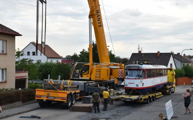 FOTO/VIDEO: Olomoucká tramvaj zdobí střechu garáže u rodinného domu v Jihlavě