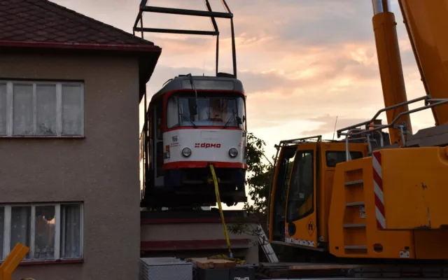 FOTO/VIDEO: Olomoucká tramvaj zdobí střechu garáže u rodinného domu v Jihlavě