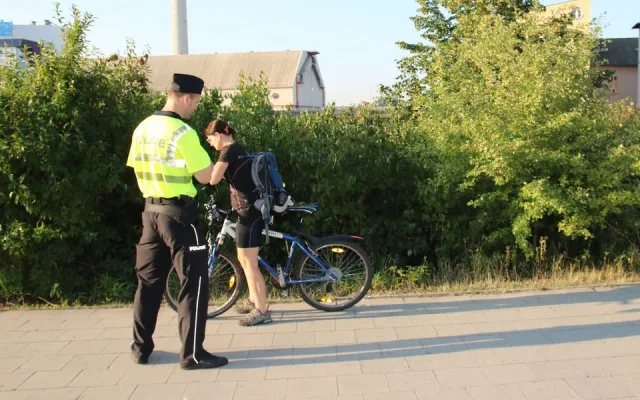 FOTO: Policisté kontrolovali cyklisty, kteří v Olomouci jezdí po chodníku