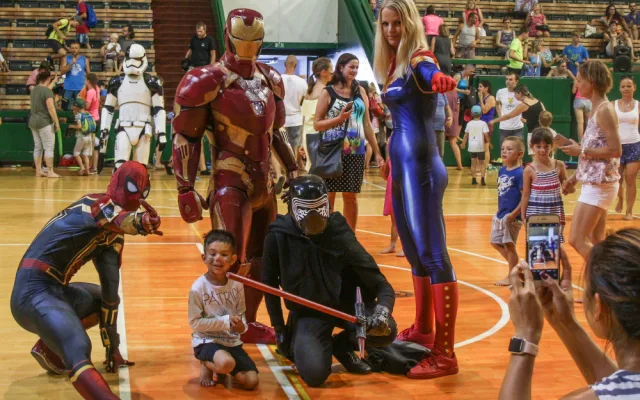 FOTO/VIDEO: Superhrdinové z chystaného kalendáře překvapili děti na závěr univerzitního příměstského tábora
