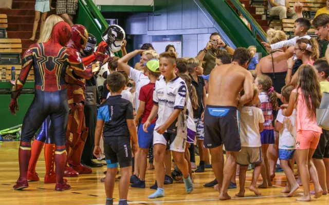 FOTO/VIDEO: Superhrdinové z chystaného kalendáře překvapili děti na závěr univerzitního příměstského tábora