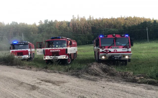 FOTO/VIDEO: Shořely tři hektary lesa, zasahovalo 17 jednotek hasičů a vrtulník