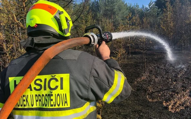 FOTO/VIDEO: Shořely tři hektary lesa, zasahovalo 17 jednotek hasičů a vrtulník