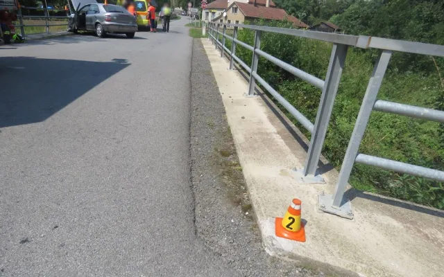 FOTO: Senior narazil do zábradlí mostu. U nehody zasahoval i vrtulník záchranářů
