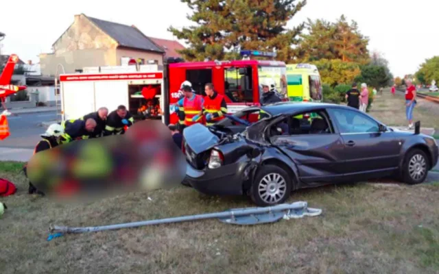 FOTO: Po střetu auta a vlaku pro zraněného letěl vrtulník