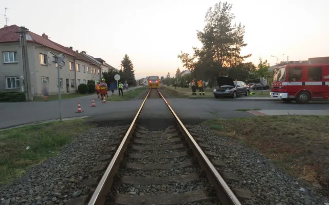 FOTO: Po střetu auta a vlaku pro zraněného letěl vrtulník