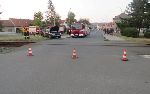FOTO: Po střetu auta a vlaku pro zraněného letěl vrtulník