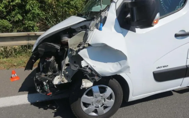 Policie hledá řidiče náklaďáku, který na dálnici u Litovle zavinil nehodu tří aut