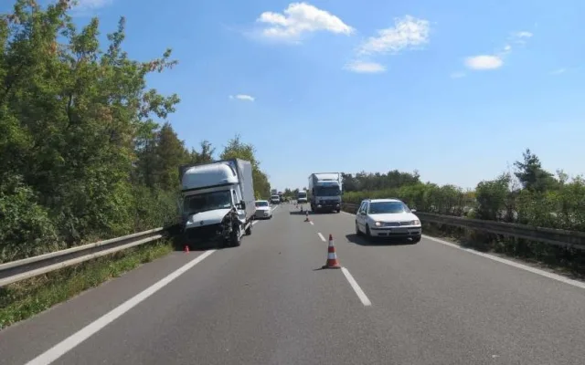 Policie hledá řidiče náklaďáku, který na dálnici u Litovle zavinil nehodu tří aut