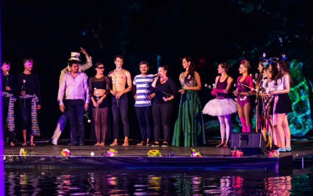FOTO: Řeka má duši. Festival na vodě přilákal k jezírku ve Smetanových sadech stovky diváků
