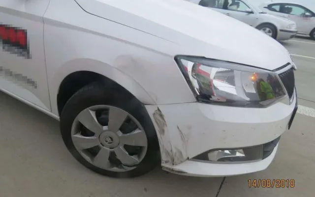 FOTO: Policie pátrá zřejmě po řidičce, která vytlačila auto ke svodidlům, zavinila nehodu a ujela