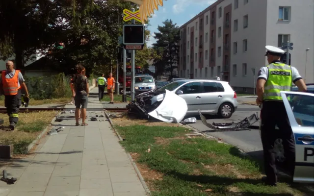V Olomouci se srazil vlak s vozidlem autoškoly
