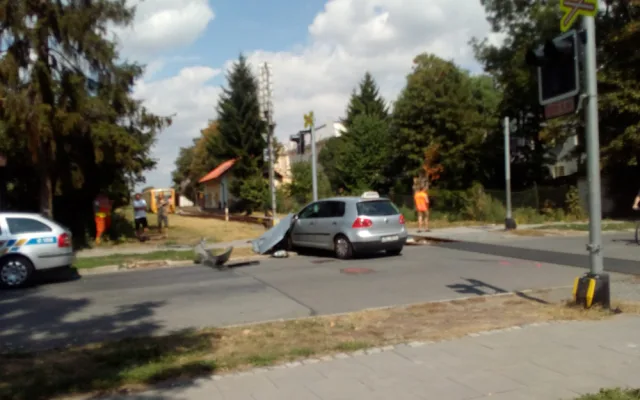 V Olomouci se srazil vlak s vozidlem autoškoly