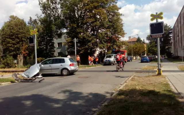 V Olomouci se srazil vlak s vozidlem autoškoly