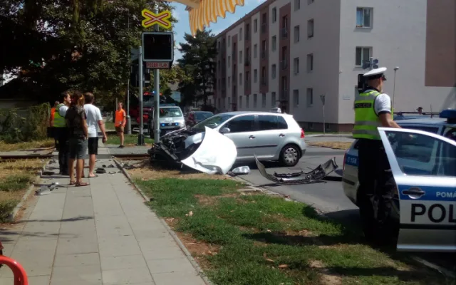 V Olomouci se srazil vlak s vozidlem autoškoly