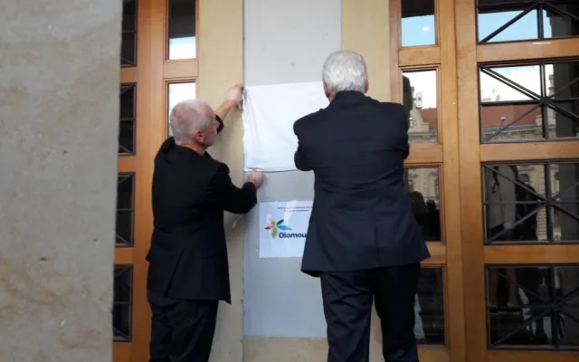 FOTO/VIDEO: V Olomouci byla odhalena deska připomínající padesáté výročí sovětské okupace