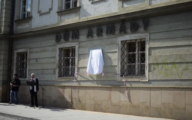 FOTO/VIDEO: Na Armádním domě v Olomouci byla dnes slavnostně odhalena pamětní deska Pavla Dostála