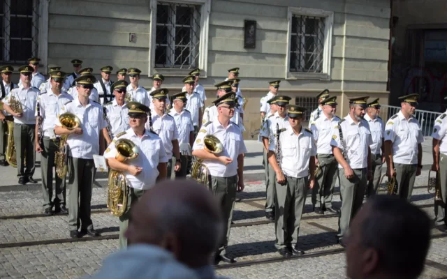 FOTO/VIDEO: Na Armádním domě v Olomouci byla dnes slavnostně odhalena pamětní deska Pavla Dostála