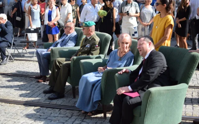 FOTO/VIDEO: Na Armádním domě v Olomouci byla dnes slavnostně odhalena pamětní deska Pavla Dostála