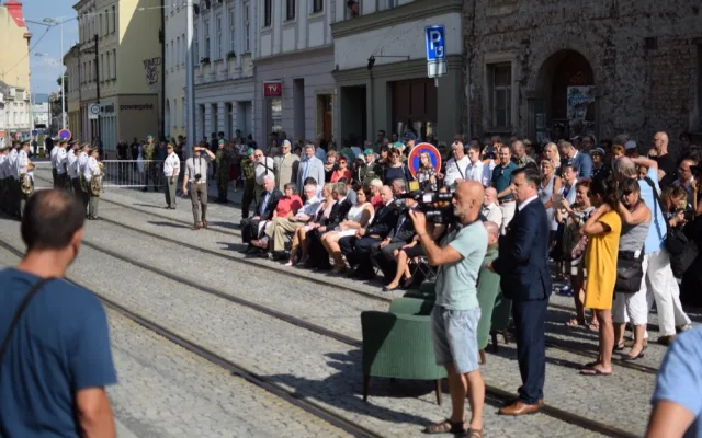 FOTO/VIDEO: Na Armádním domě v Olomouci byla dnes slavnostně odhalena pamětní deska Pavla Dostála