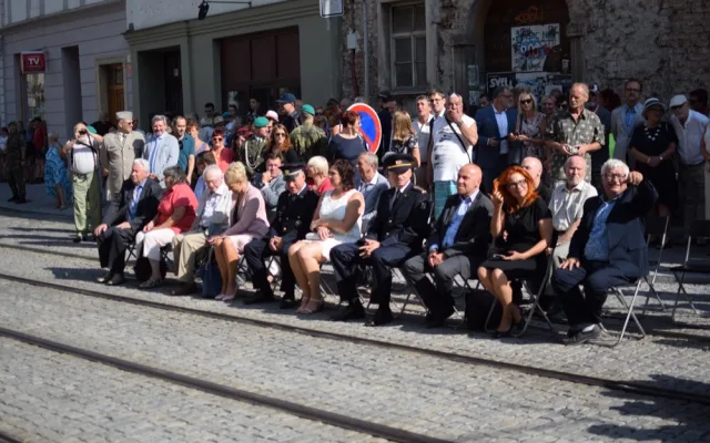 FOTO/VIDEO: Na Armádním domě v Olomouci byla dnes slavnostně odhalena pamětní deska Pavla Dostála