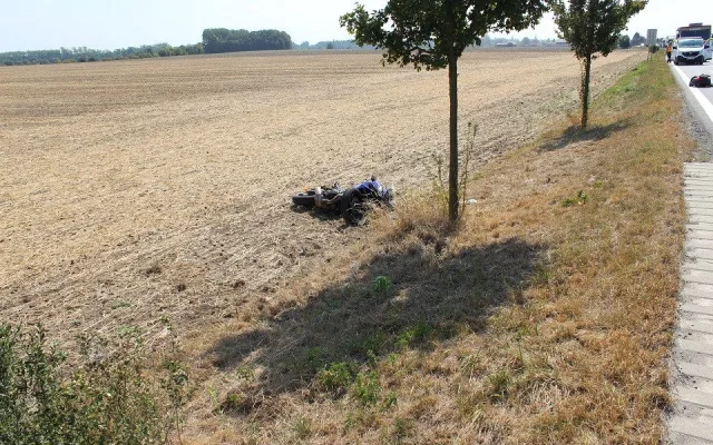 FOTO: Řidič auta nedal přednost motorkáři, ten byl letecky transportován do olomoucké nemocnice