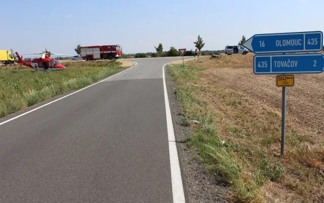 FOTO: Řidič auta nedal přednost motorkáři, ten byl letecky transportován do olomoucké nemocnice