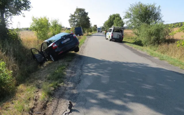 Řidič objížděl zaparkované vozy, se svým autem se střetl s protijedoucí řidičkou v Suzuki
