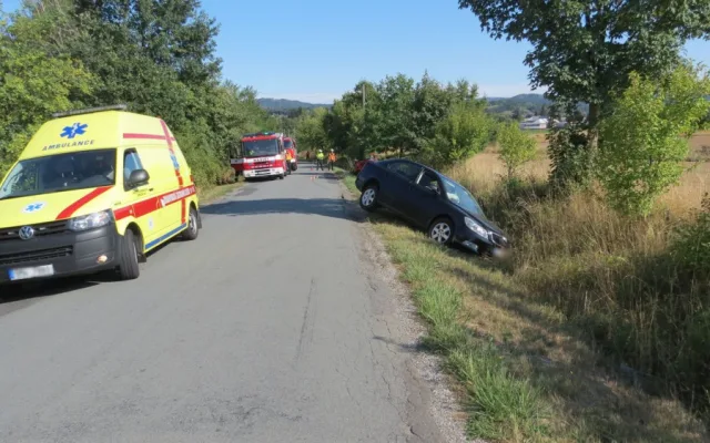 Řidič objížděl zaparkované vozy, se svým autem se střetl s protijedoucí řidičkou v Suzuki
