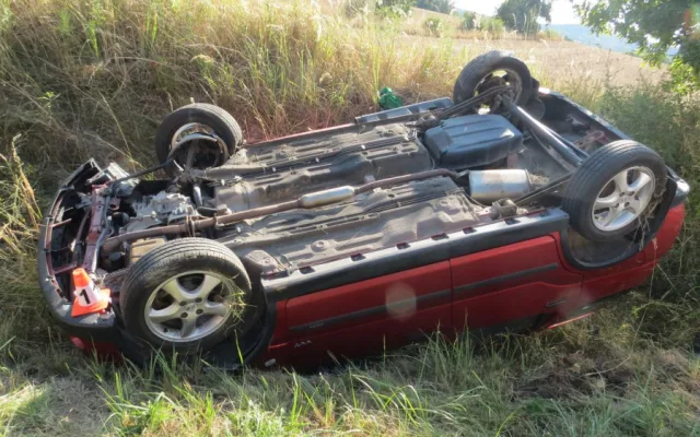 Řidič objížděl zaparkované vozy, se svým autem se střetl s protijedoucí řidičkou v Suzuki