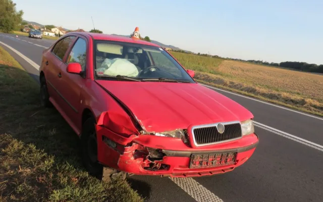 Řidič nedal v křižovatce přednost projíždějícímu vozu, došlo ke kolizi a zranění