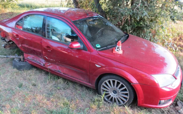 Řidič nedal v křižovatce přednost projíždějícímu vozu, došlo ke kolizi a zranění