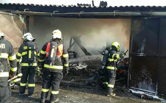 FOTO/VIDEO: Devět jednotek hasičů likvidovalo rozsáhlý požár autodílny