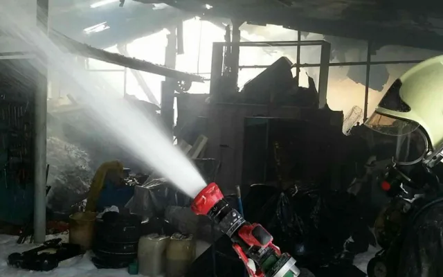 FOTO/VIDEO: Devět jednotek hasičů likvidovalo rozsáhlý požár autodílny