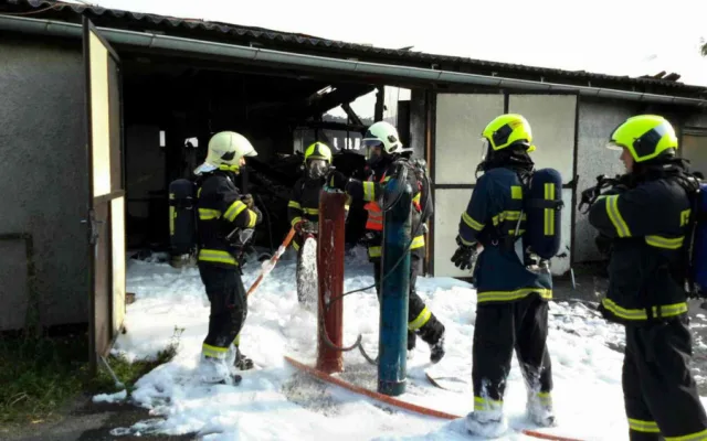 FOTO/VIDEO: Devět jednotek hasičů likvidovalo rozsáhlý požár autodílny