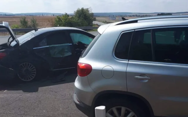 FOTO: U Unčovic se srazil mercedes s obytným vozem, zraněné děti byly převezeny do nemocnice