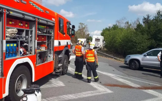 FOTO: U Unčovic se srazil mercedes s obytným vozem, zraněné děti byly převezeny do nemocnice
