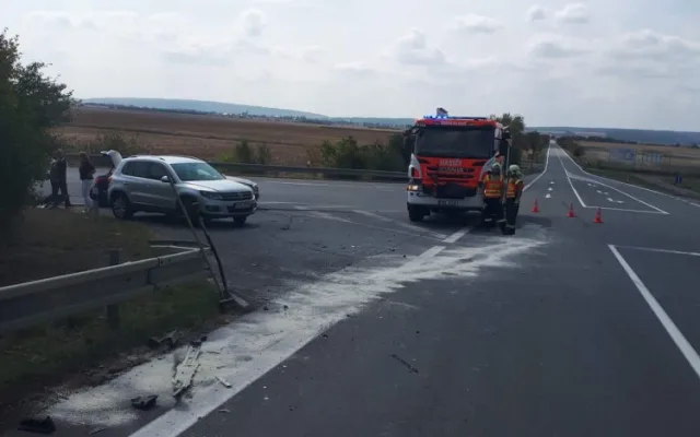 FOTO: U Unčovic se srazil mercedes s obytným vozem, zraněné děti byly převezeny do nemocnice