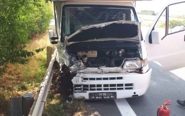 FOTO: U Unčovic se srazil mercedes s obytným vozem, zraněné děti byly převezeny do nemocnice