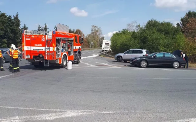 FOTO: U Unčovic se srazil mercedes s obytným vozem, zraněné děti byly převezeny do nemocnice