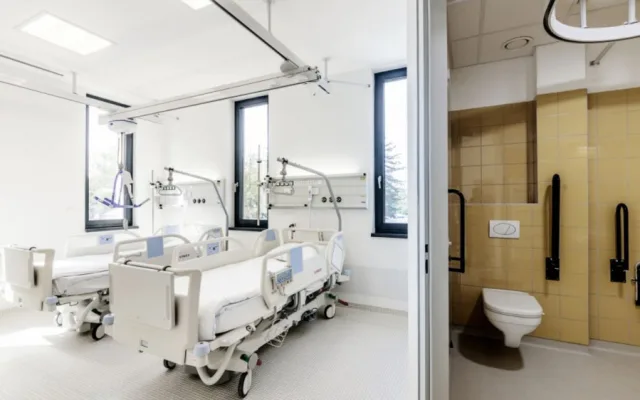 FOTO: Ve Fakultní nemocnici Olomouc byla otevřena nová budova interny. Stála 398 milionů korun