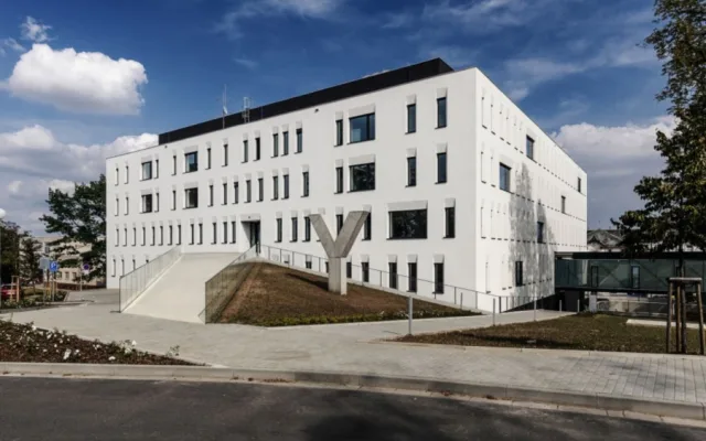 FOTO: Ve Fakultní nemocnici Olomouc byla otevřena nová budova interny. Stála 398 milionů korun