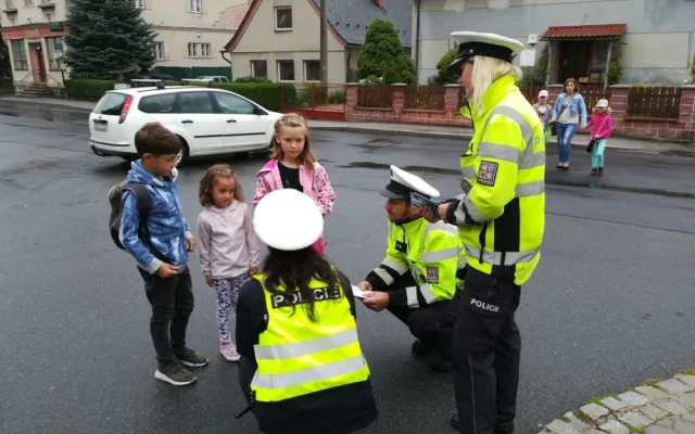 FOTO: Celý týden probíhala u škol policejní akce „Zebra se za Tebe nerozhlédne!“
