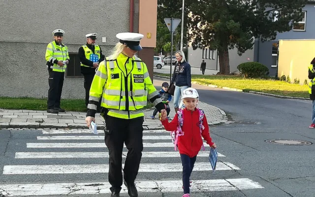 FOTO: Celý týden probíhala u škol policejní akce „Zebra se za Tebe nerozhlédne!“
