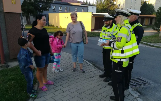 FOTO: Celý týden probíhala u škol policejní akce „Zebra se za Tebe nerozhlédne!“
