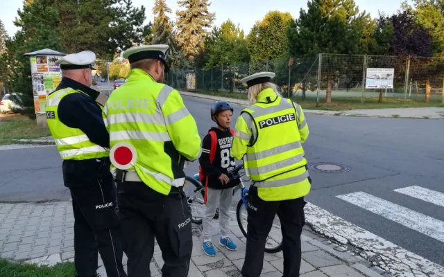 FOTO: Celý týden probíhala u škol policejní akce „Zebra se za Tebe nerozhlédne!“